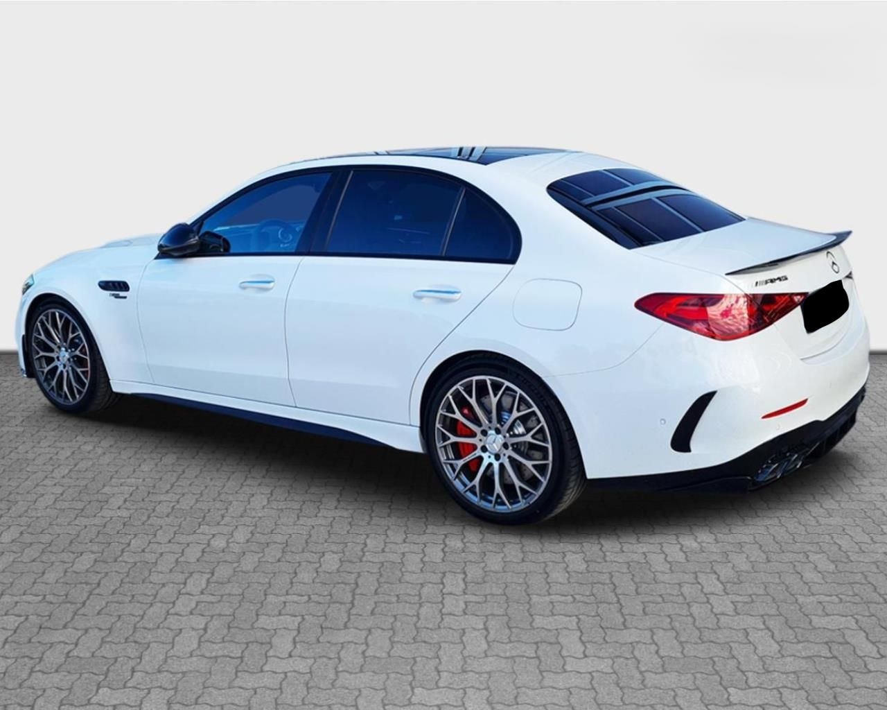 MERCEDES C 63 S AMG E-PERFORMANCE SEDAN | české předváděcí auto | skladem | sportovní hybridní sedan 680 koní | bílá s černou kůží | maximální výbava | VIP cena | nákup online | AUTOiBUY.com